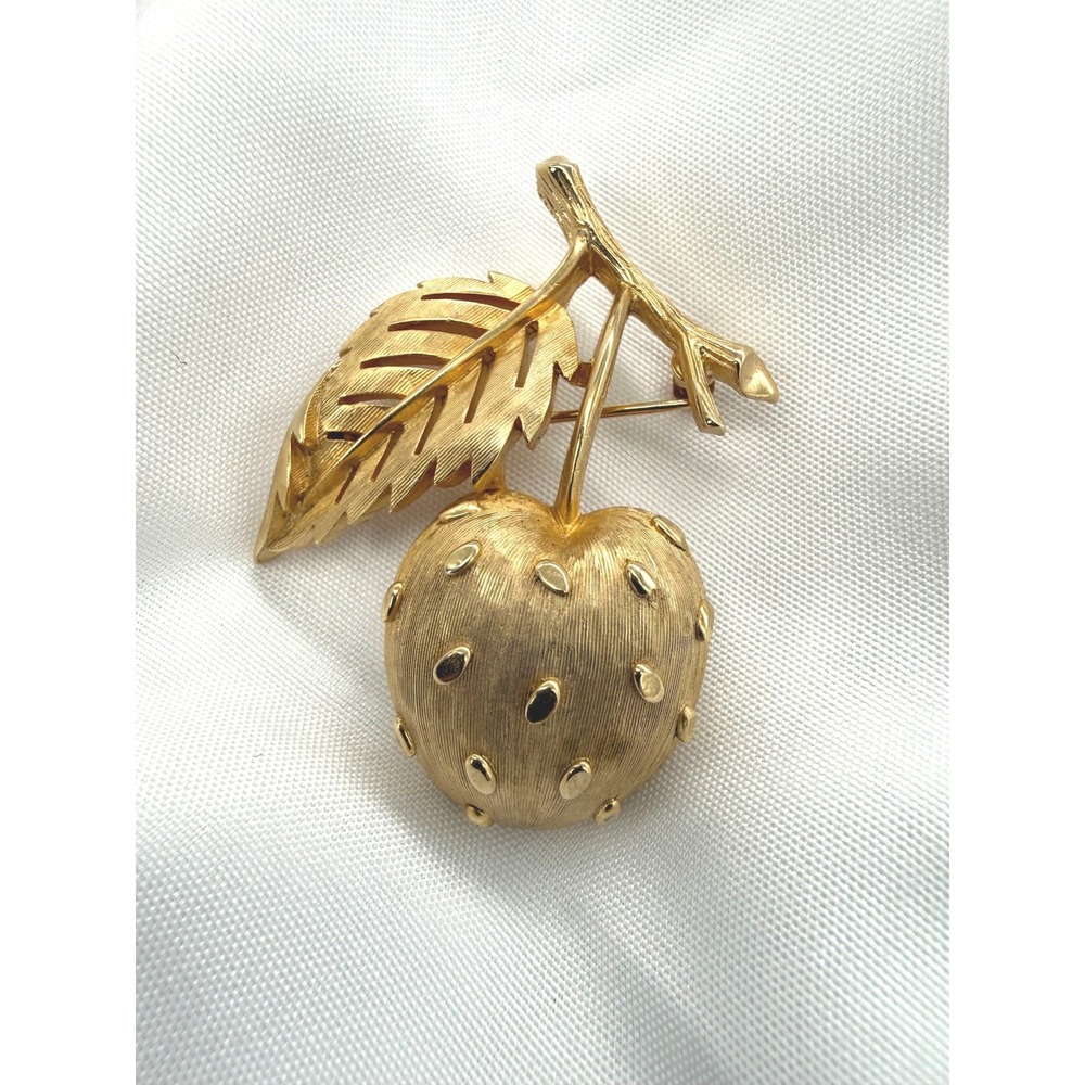 Vintage Trifari Gold Tone Strawberry Brooch Textured Fruit Pin Signed Crown Cute